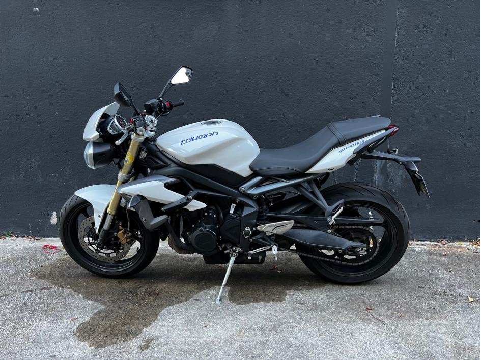 TRIUMPH STREET TRIPLE 675