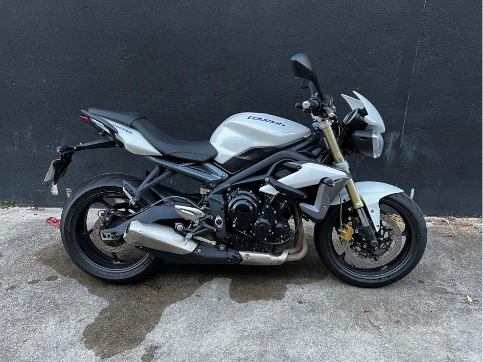 TRIUMPH STREET TRIPLE 675
