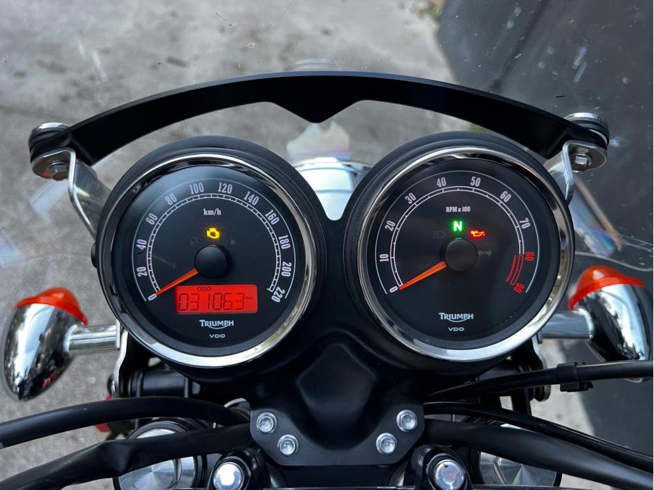 TRIUMPH BONNEVILLE 865 SE