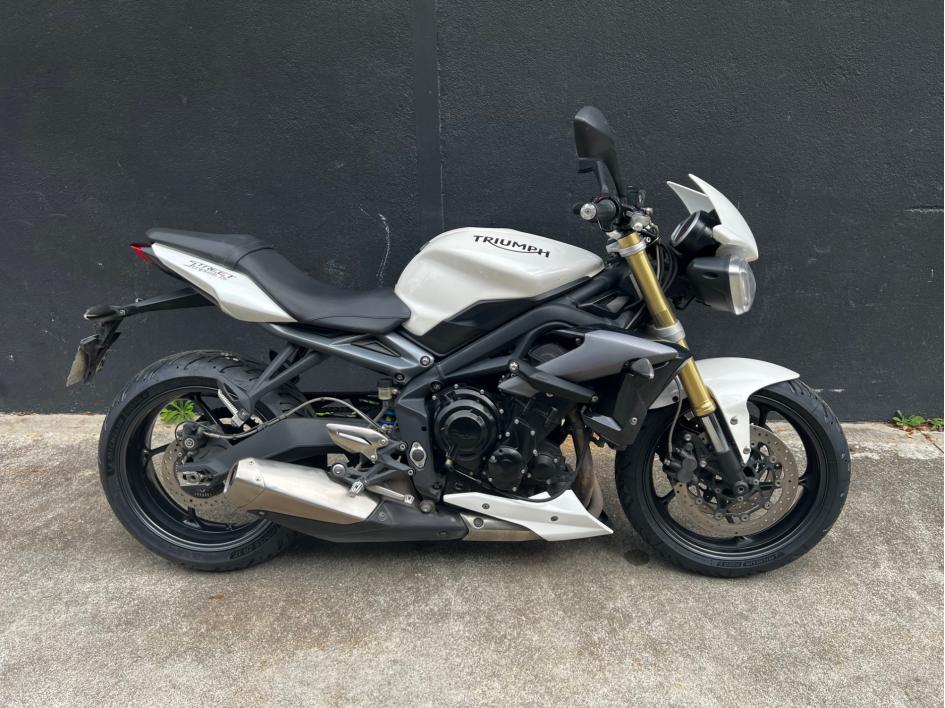 TRIUMPH STREET TRIPLE 675
