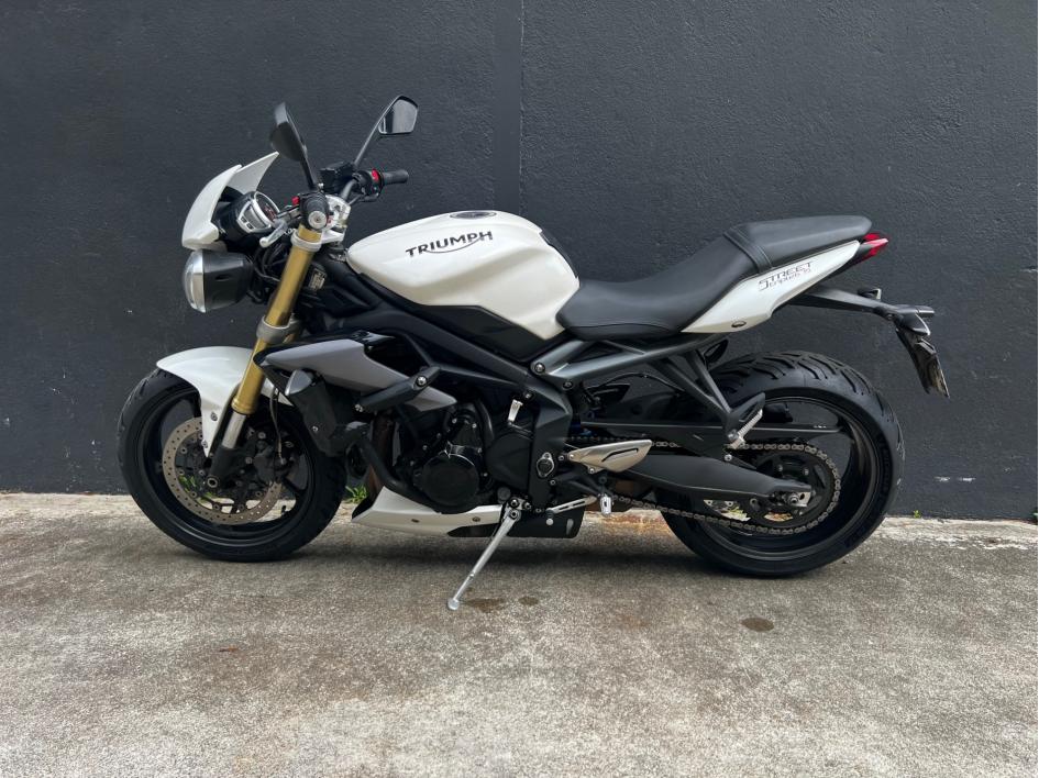 TRIUMPH STREET TRIPLE 675