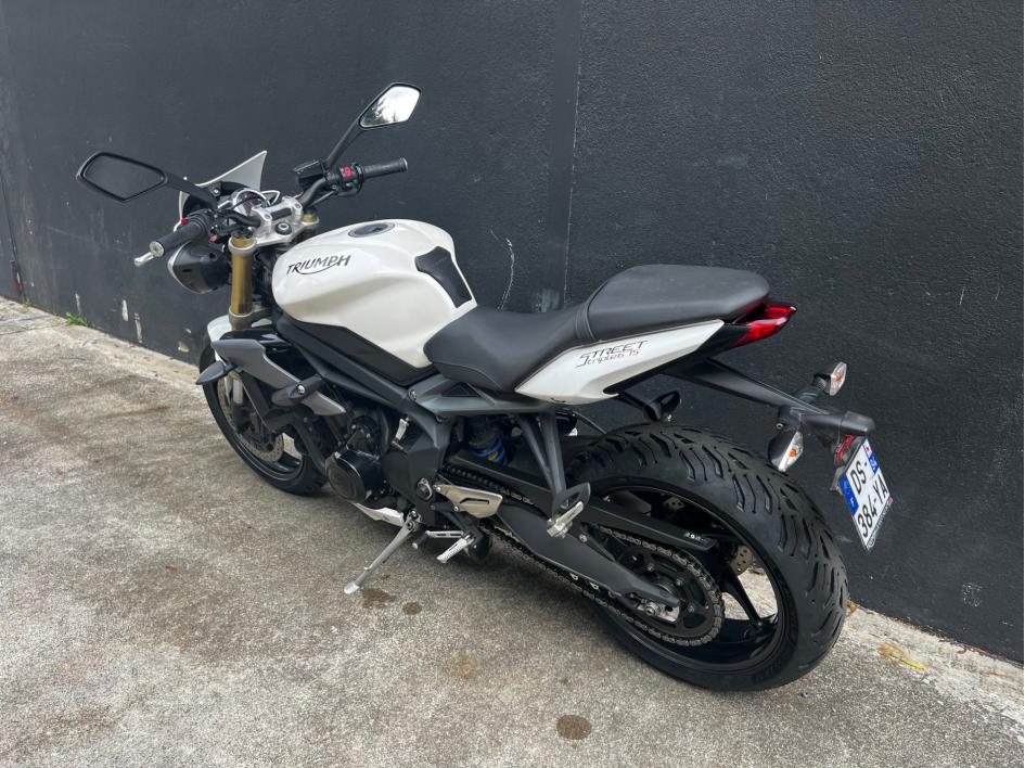 TRIUMPH STREET TRIPLE 675