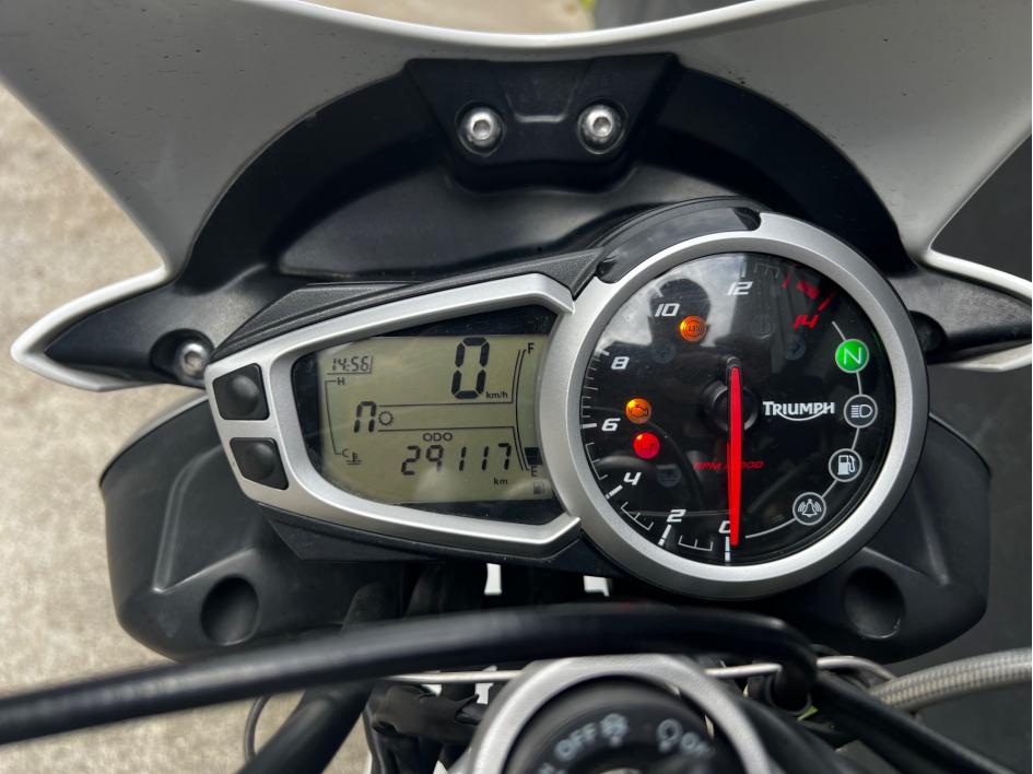 TRIUMPH STREET TRIPLE 675